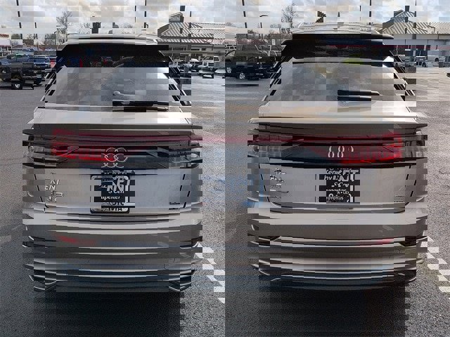 Used 2019 Audi Q8 Prestige w/ Luxury Package image 6