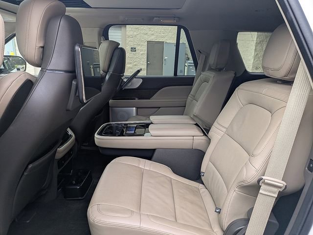 Used 2022 Lincoln Navigator Reserve image 12