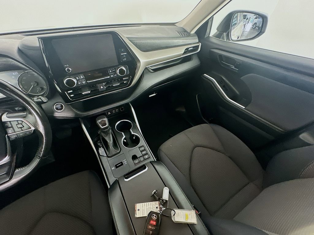 Used 2024 Toyota Highlander LE FWD image 11
