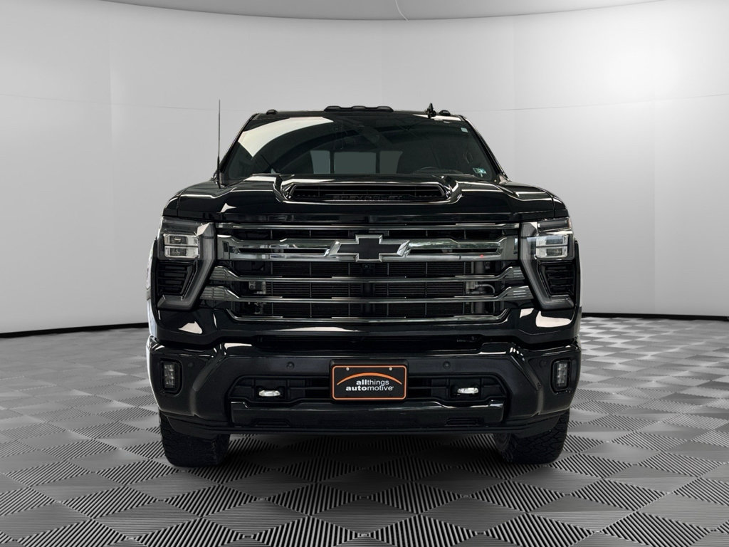 Used 2024 Chevrolet Silverado 2500 High Country w/ High Country Premium Package AWD/4WD image 3