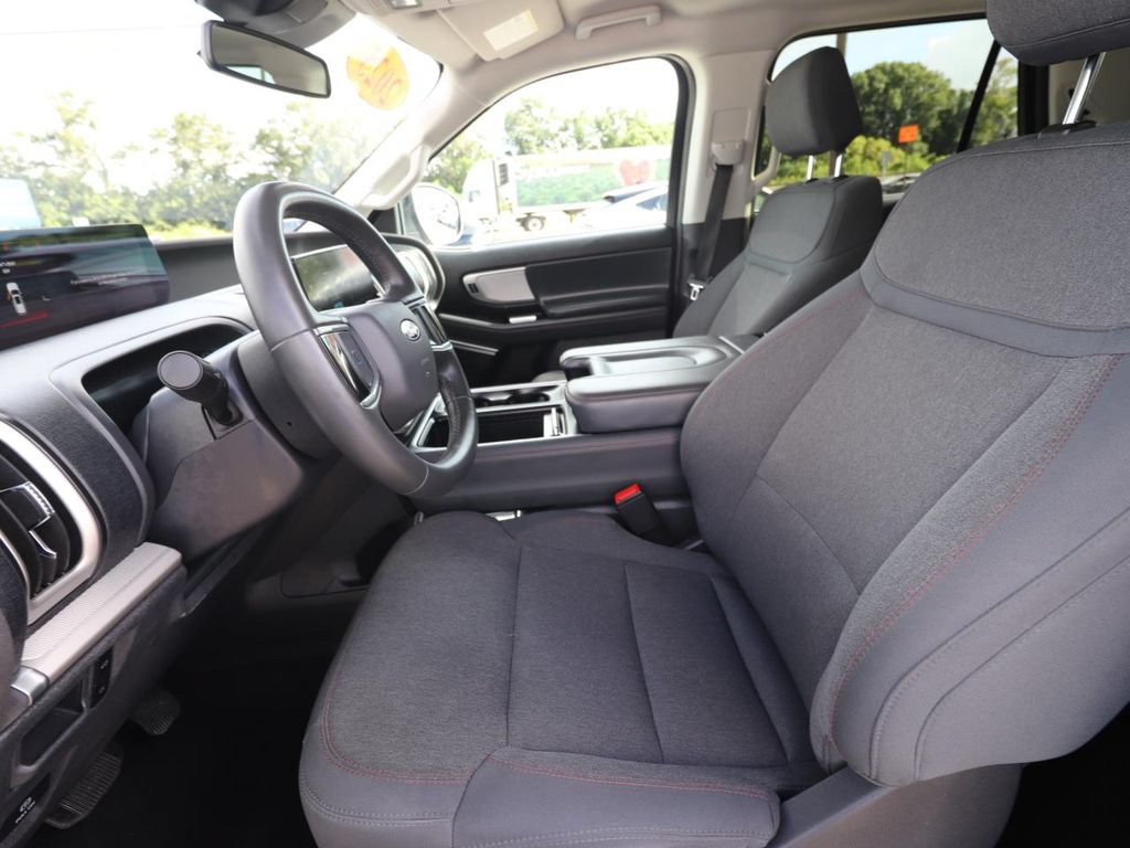 Used 2025 Ford Expedition Active RWD image 2