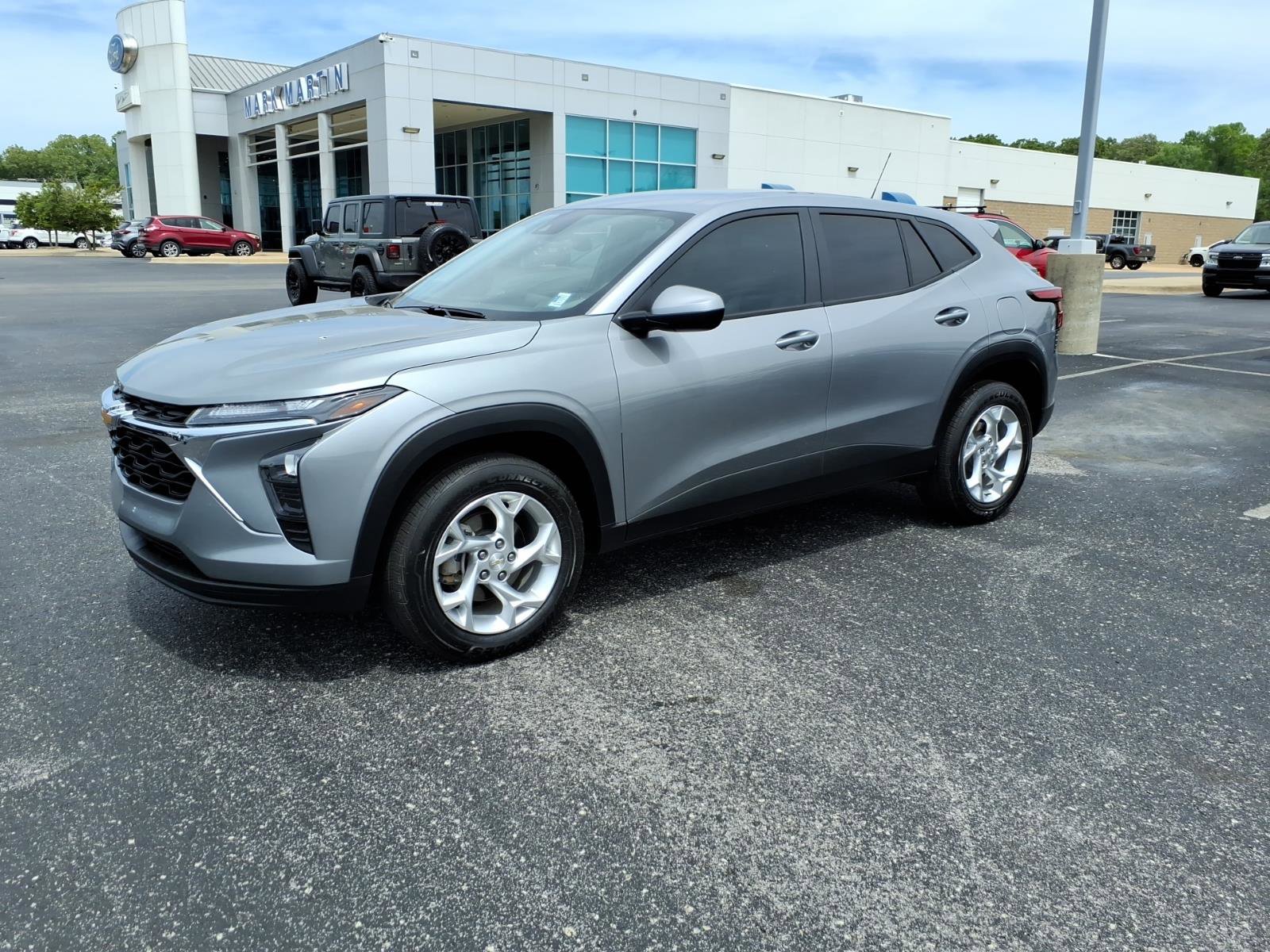 Used 2025 Chevrolet Trax LS w/ LS Convenience Package image 3