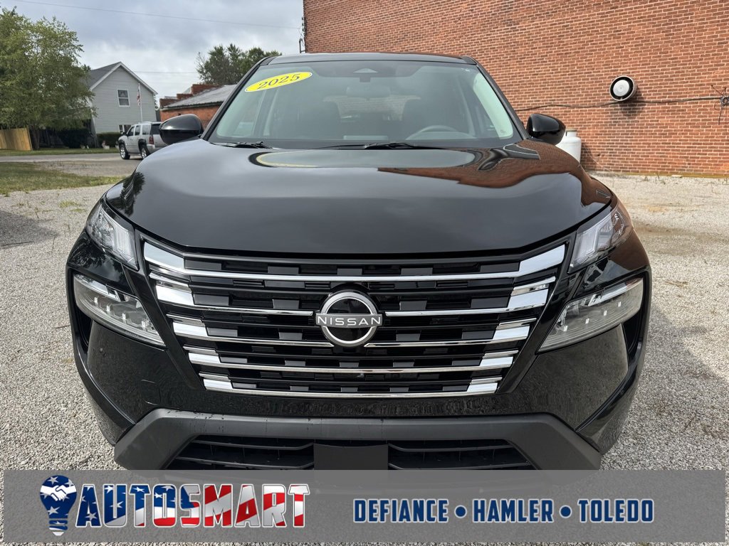 Used 2025 Nissan Rogue SV image 2