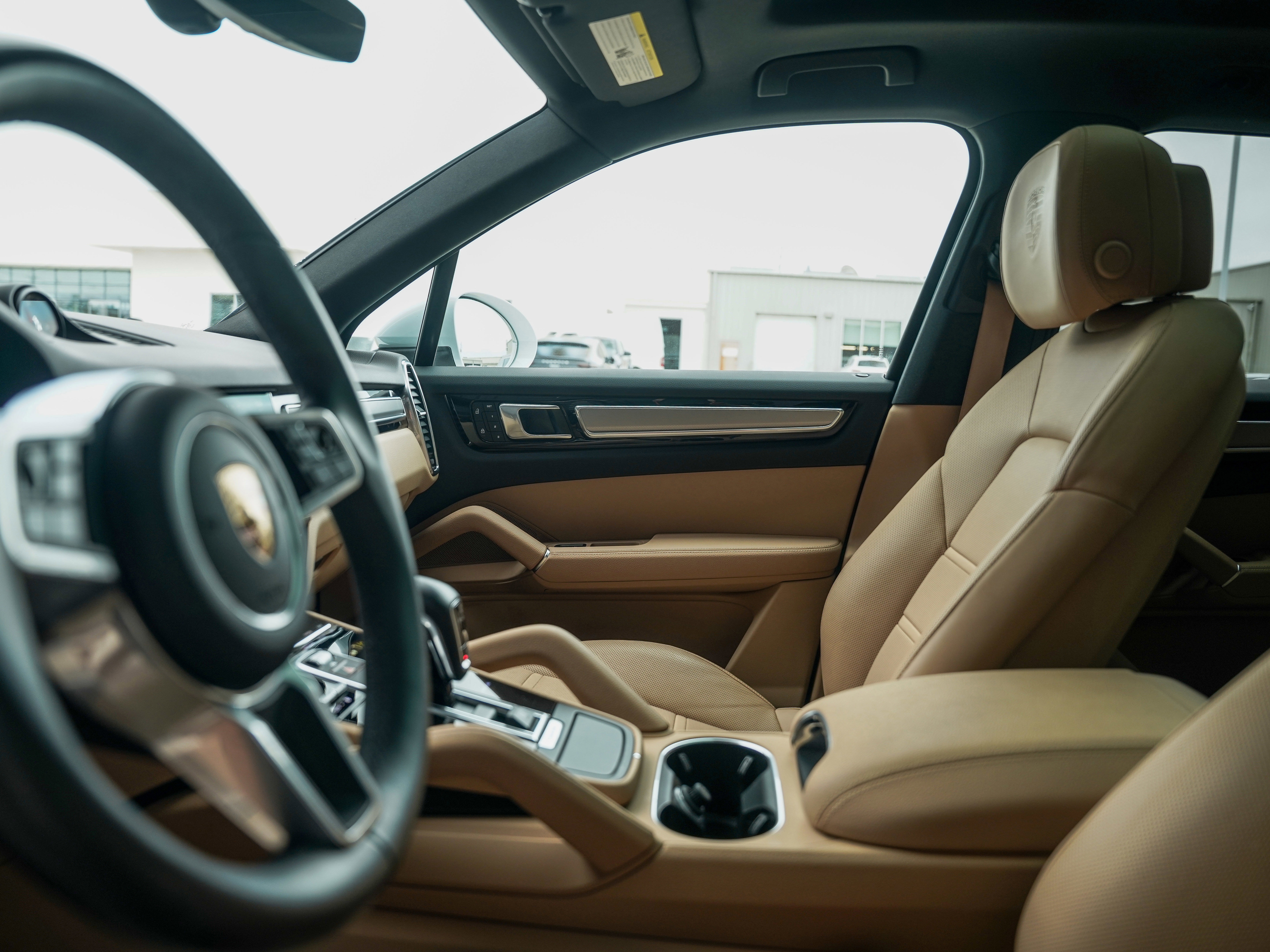 Certified 2022 Porsche Cayenne Platinum Edition image 23