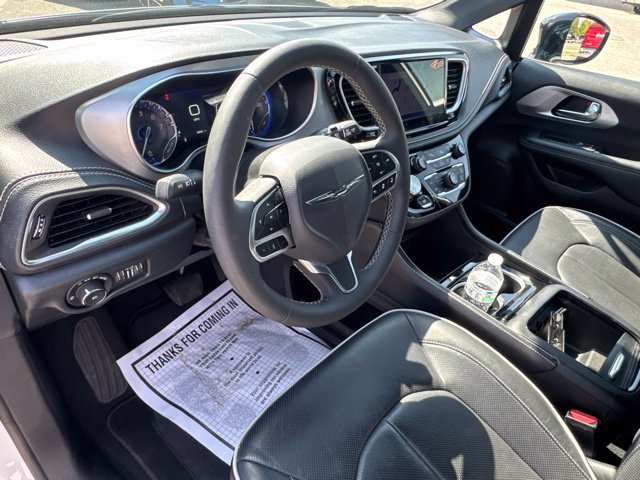 Used 2026 Chrysler Pacifica Limited FWD image 14