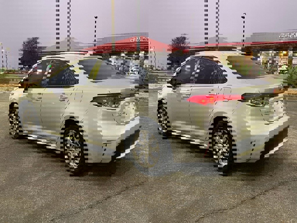 Used 2020 Toyota Corolla LE image 6