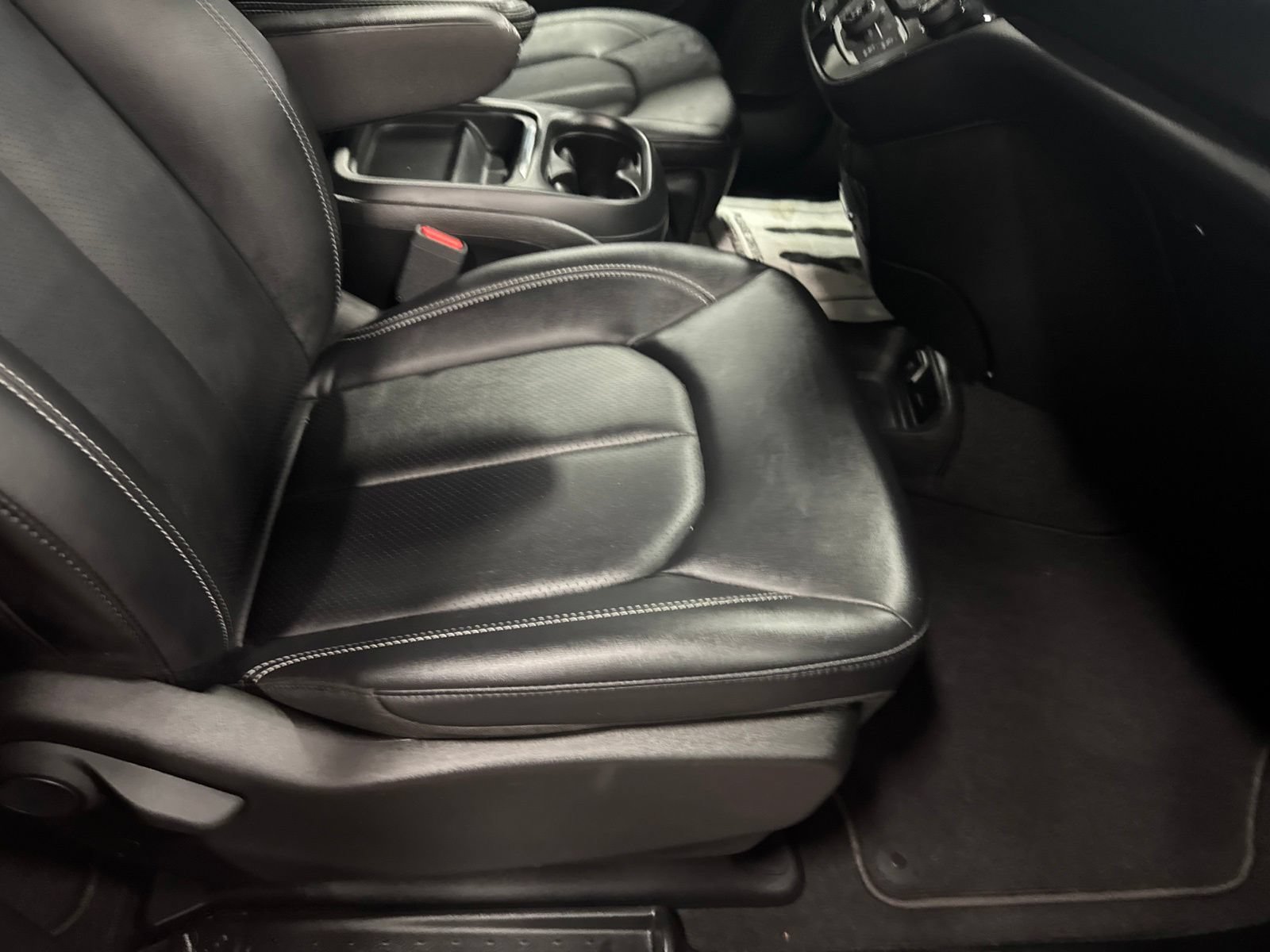 Used 2027 Chrysler Pacifica Select FWD image 11