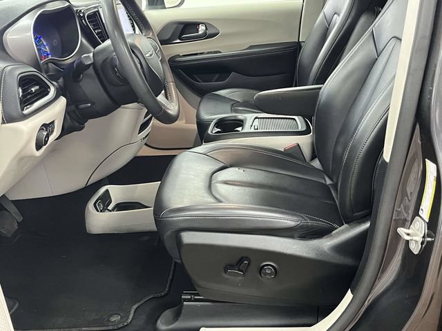Used 2023 Chrysler Pacifica Touring-L FWD image 13