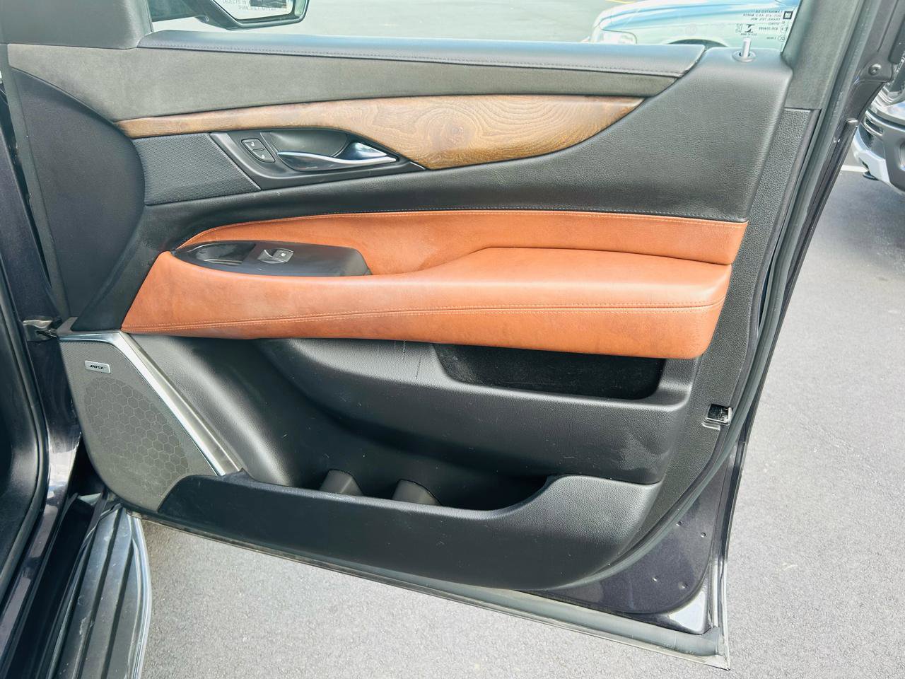 Used 2018 Cadillac Escalade Luxury image 34