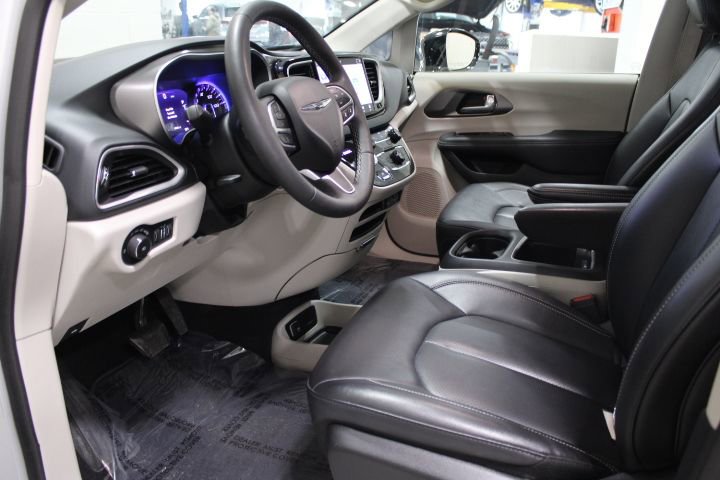 Used 2024 Chrysler Pacifica Touring-L image 35