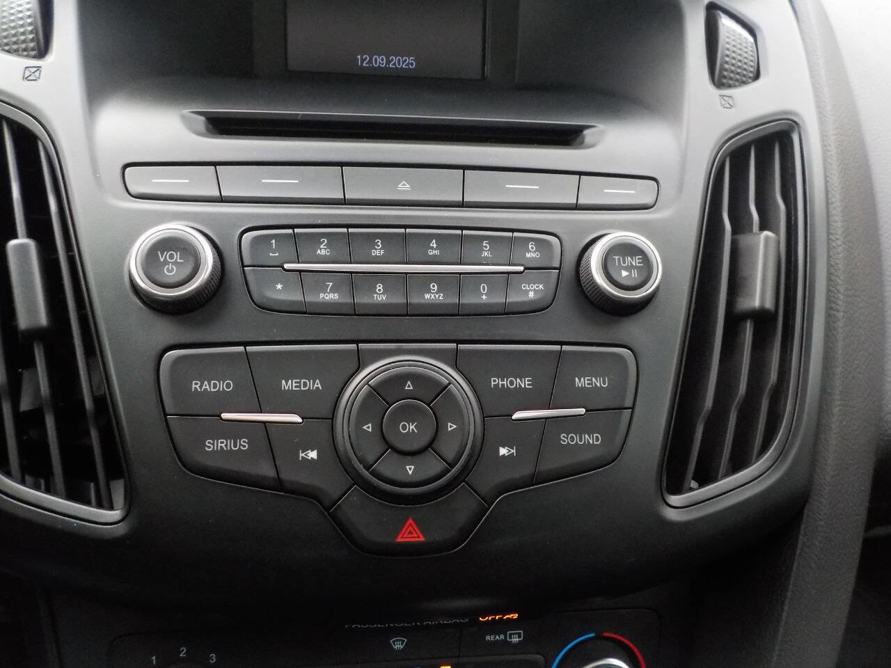 Used 2015 Ford Focus SE w/ SE Sport Package image 19