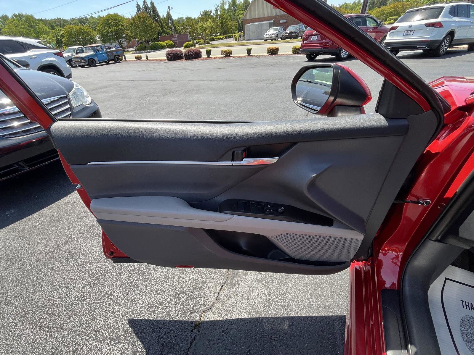 Used 2022 Toyota Camry SE FWD image 7