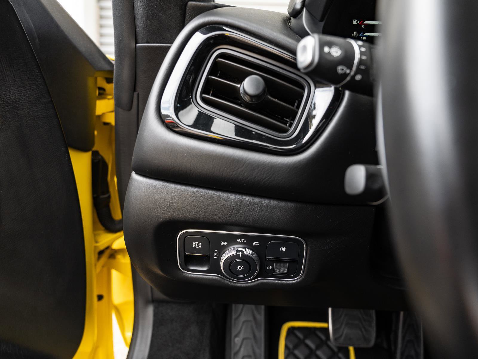 Used 2020 Aston Martin V8 Vantage Coupe image 36