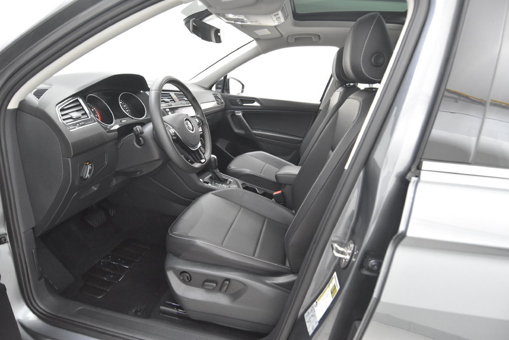Used 2021 Volkswagen Tiguan SE w/ Panoramic Sunroof Package AWD/4WD image 19