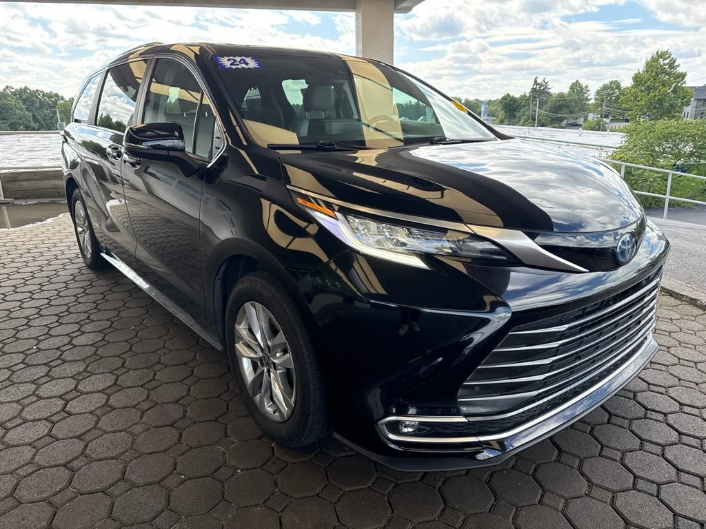 Used 2024 Toyota Sienna Limited AWD/4WD image 4