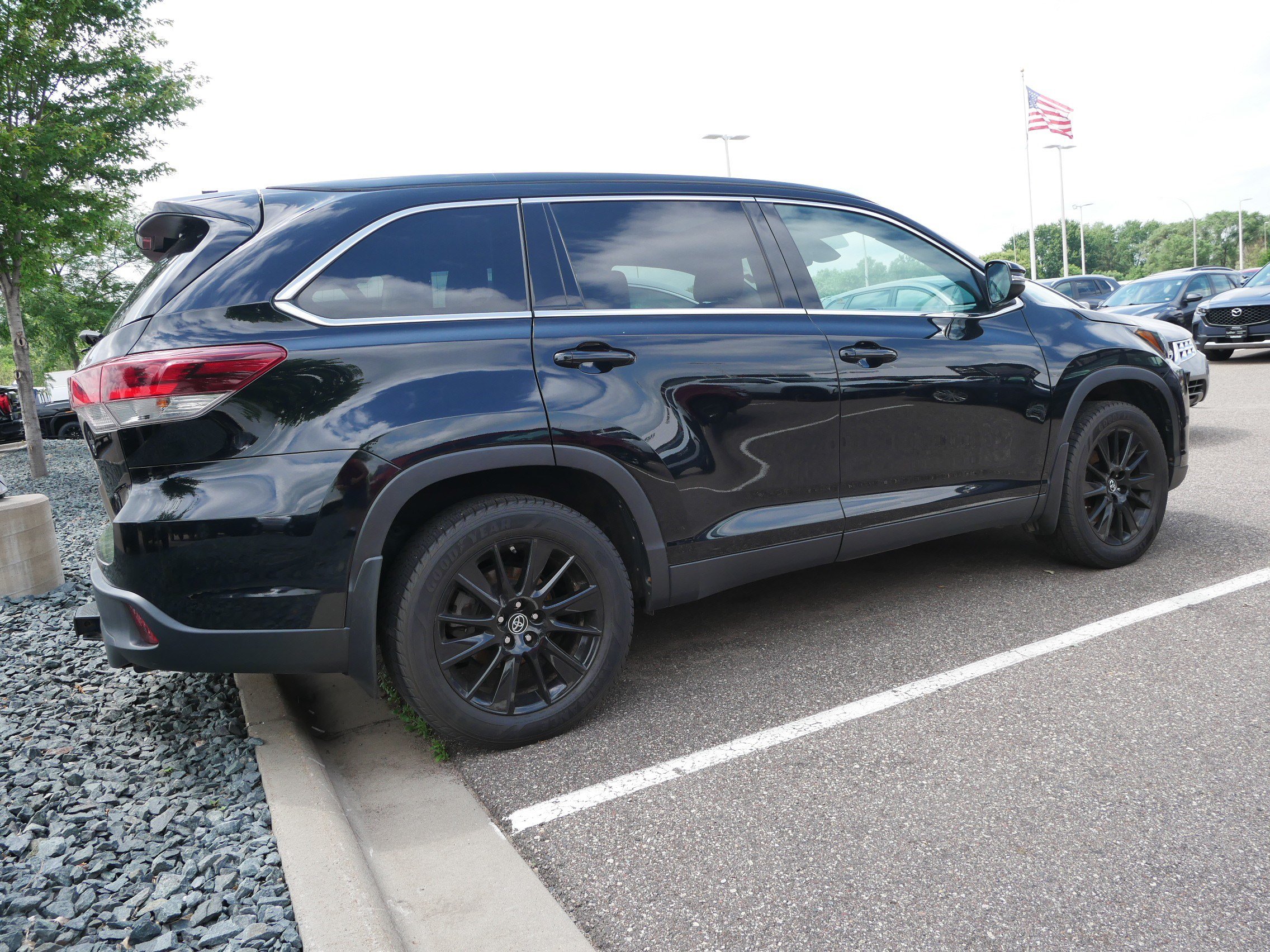 Used 2019 Toyota Highlander SE AWD/4WD image 4