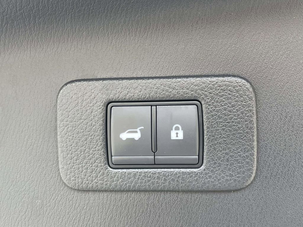 Used 2023 Nissan Armada SL w/ Captain's Chairs Package image 10