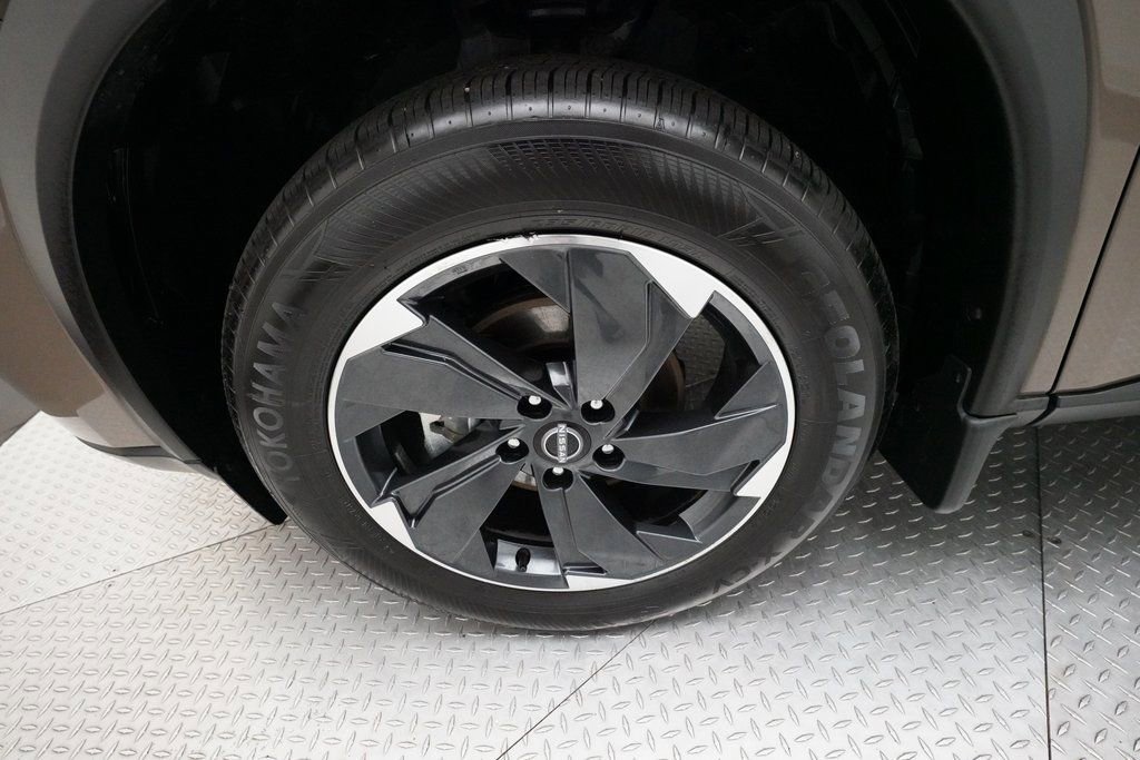 Used 2025 Nissan Rogue SV w/ SV Premium Package image 27