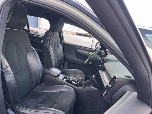 Used 2019 Volvo XC40 T4 R-Design image 32
