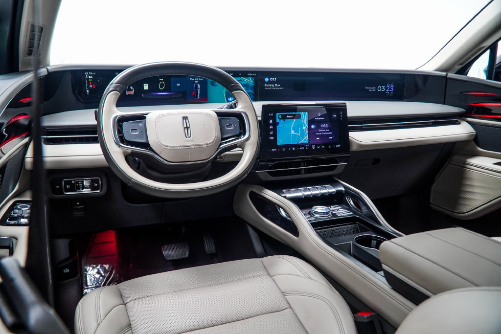 Used 2025 Lincoln Nautilus Premier AWD/4WD image 19
