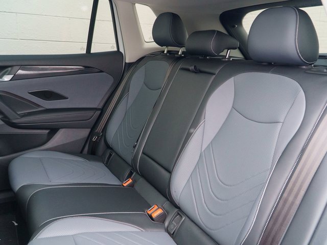 Used 2025 Volkswagen Tiguan SE w/ Panoramic Sunroof Package image 18