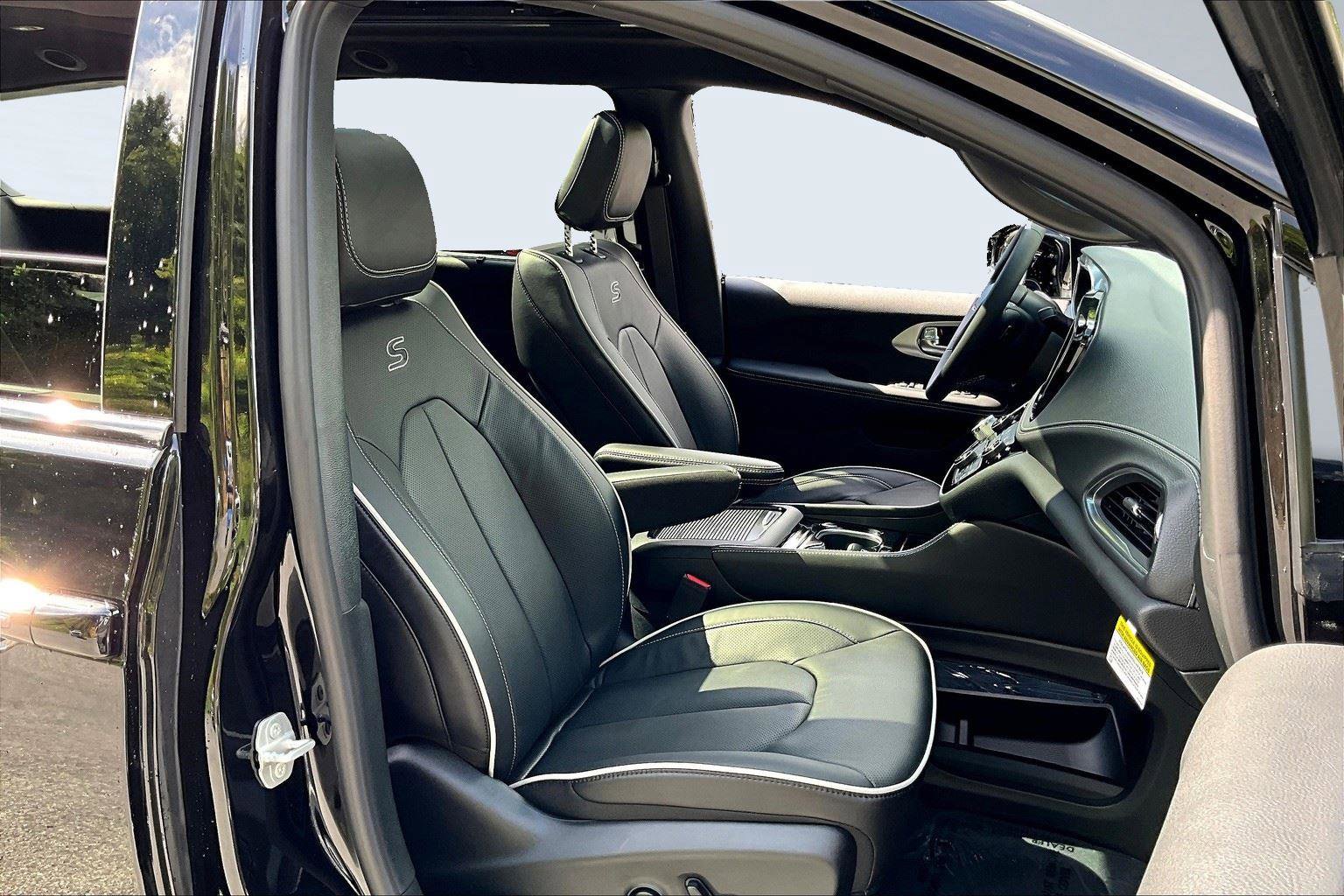 New 2026 Chrysler Pacifica Limited w/ S Appearance Package image 8