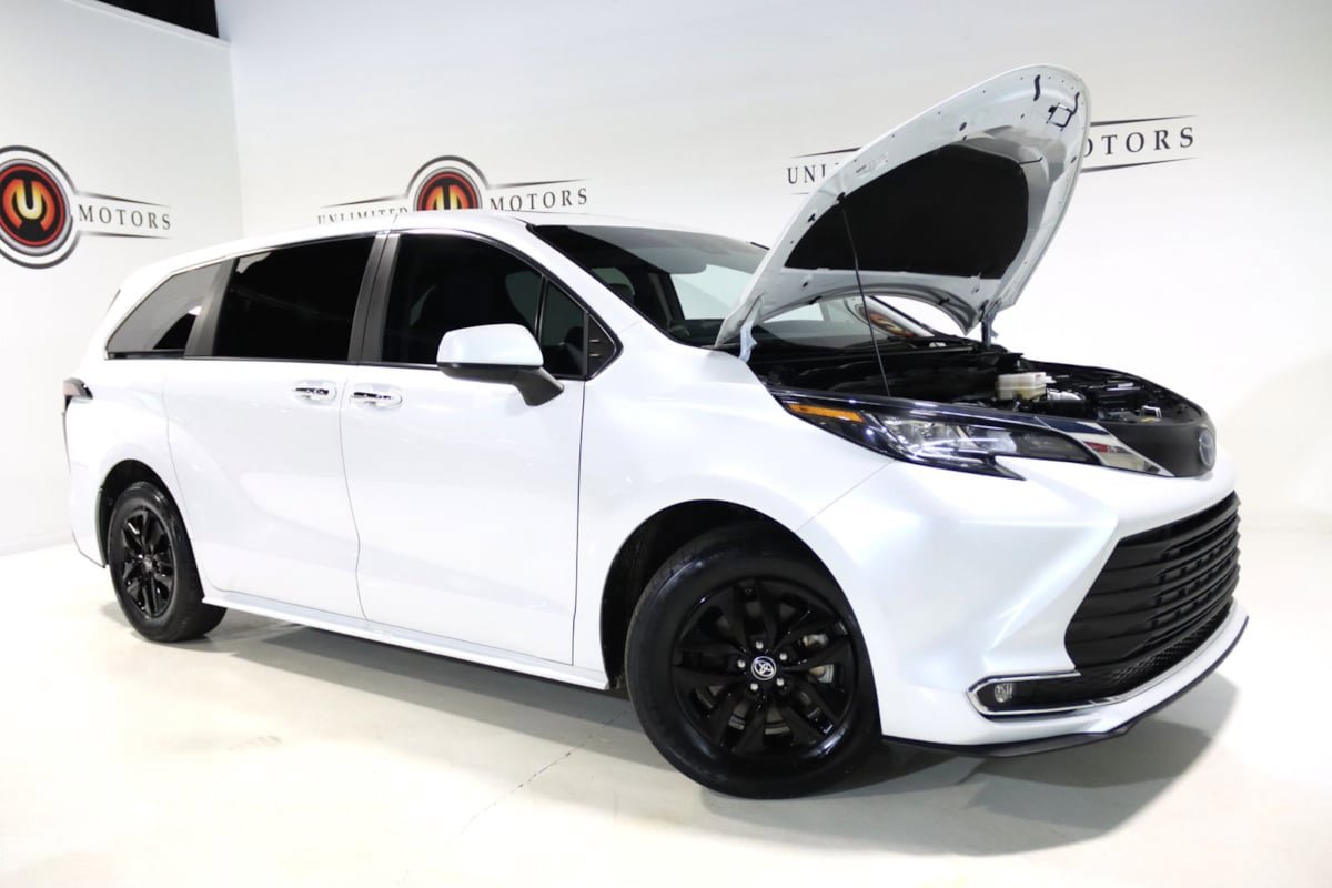 Used 2023 Toyota Sienna XLE FWD image 25