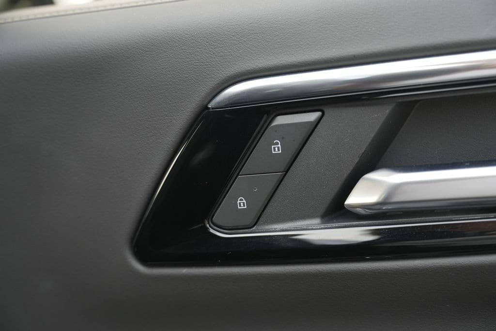 Used 2025 Chevrolet Suburban Premier AWD/4WD image 40