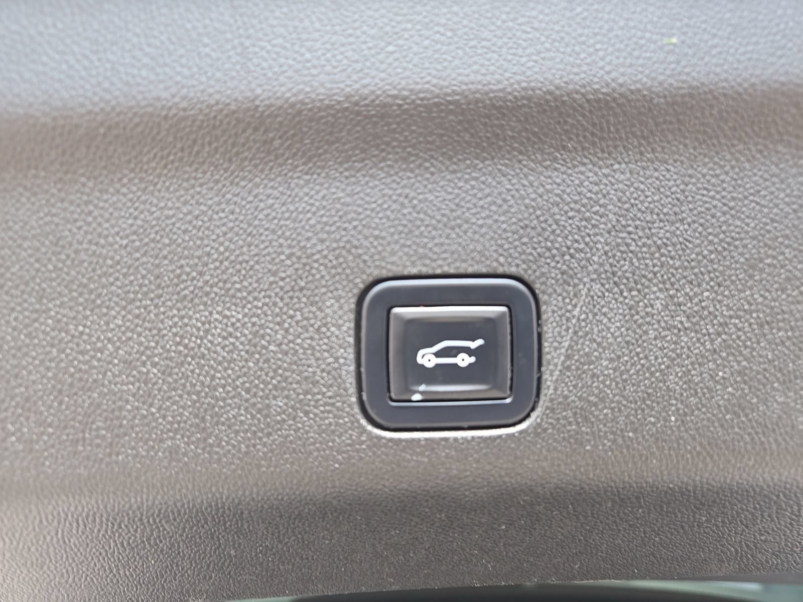 Used 2023 GMC Yukon AT4 w/ Technology Package AWD/4WD image 19