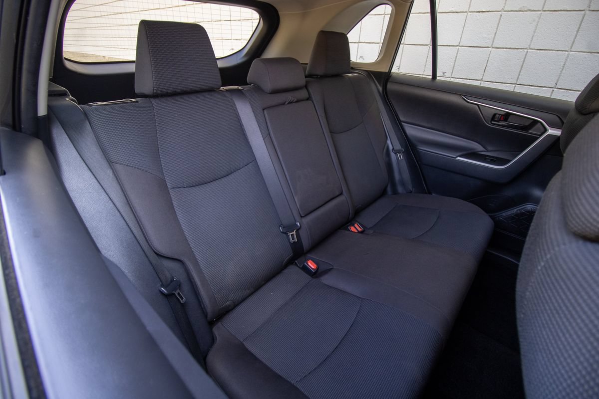 Used 2022 Toyota RAV4 LE FWD image 17