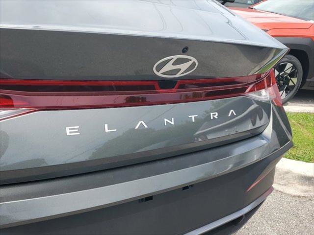 New 2025 Hyundai Elantra SE image 5