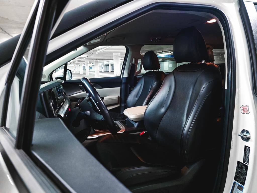 Used 2024 Kia Carnival LX image 17