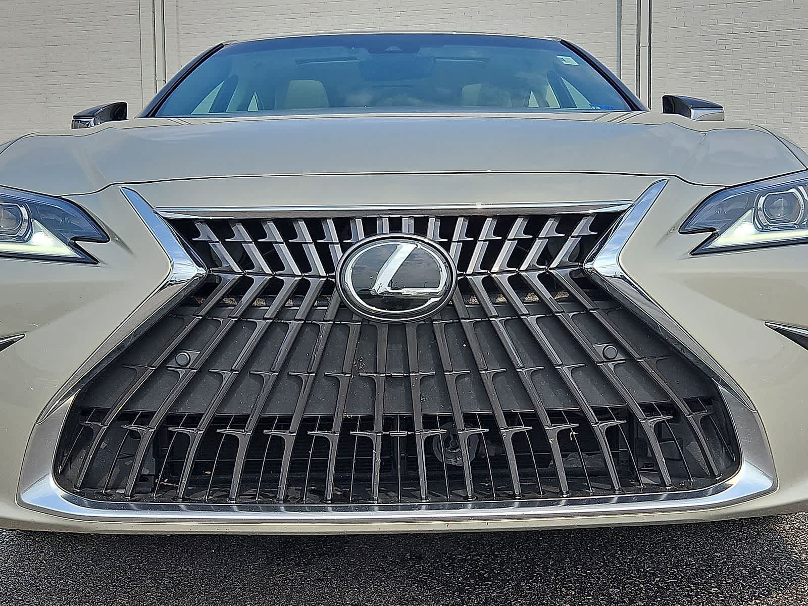Used 2025 Lexus ES 300h w/ Premium Package FWD image 36