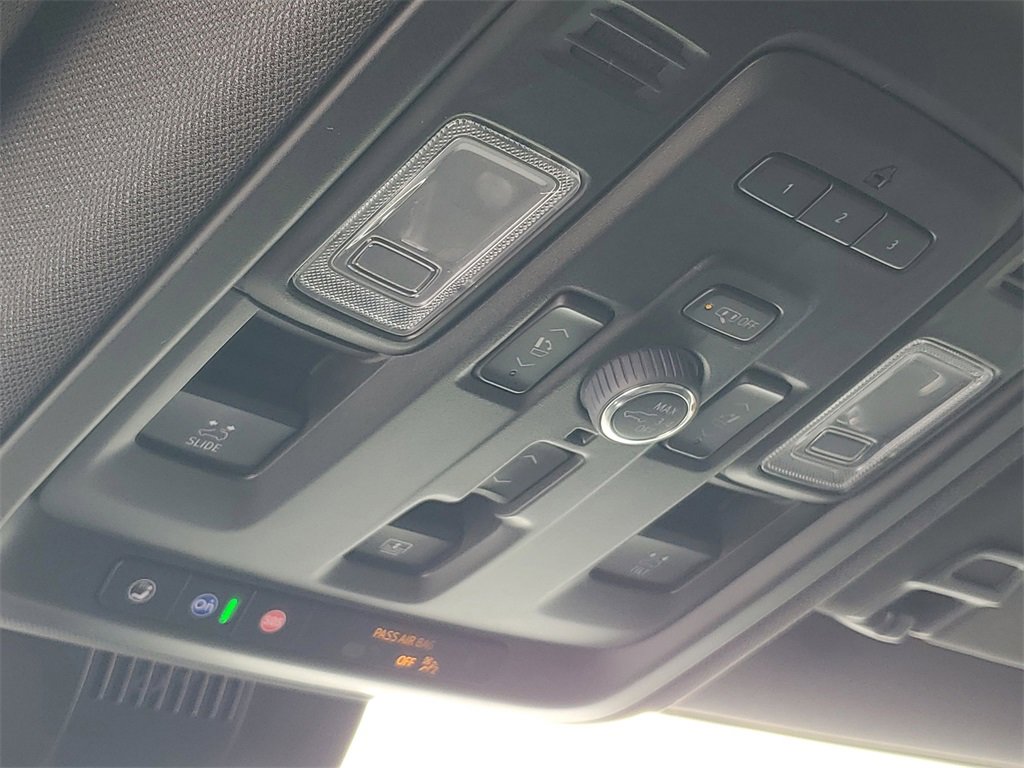 Used 2023 Chevrolet Suburban High Country image 25