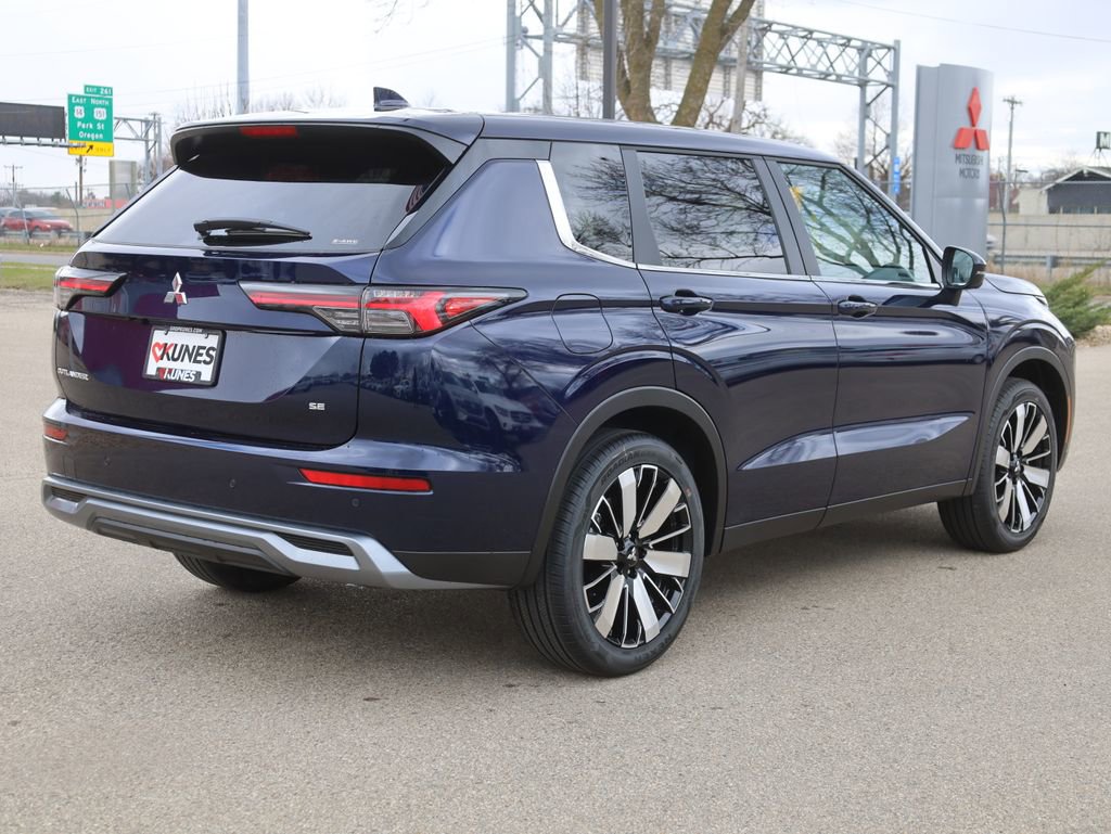 New 2025 Mitsubishi Outlander SE image 10