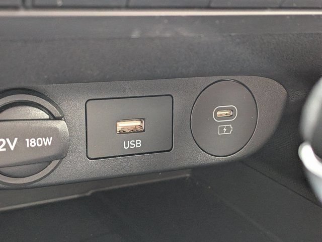 Used 2025 Hyundai Elantra Limited FWD image 23