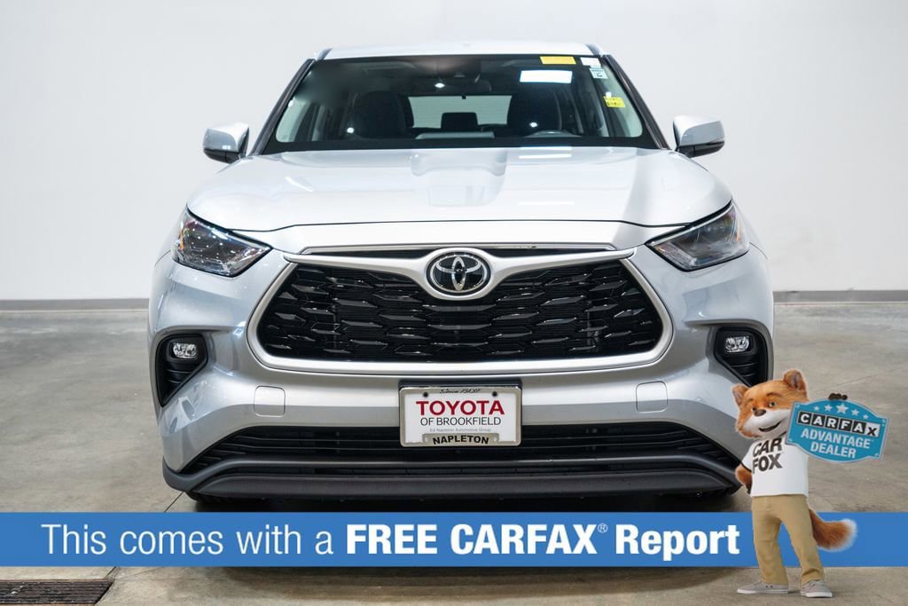 Used 2023 Toyota Highlander LE FWD image 2