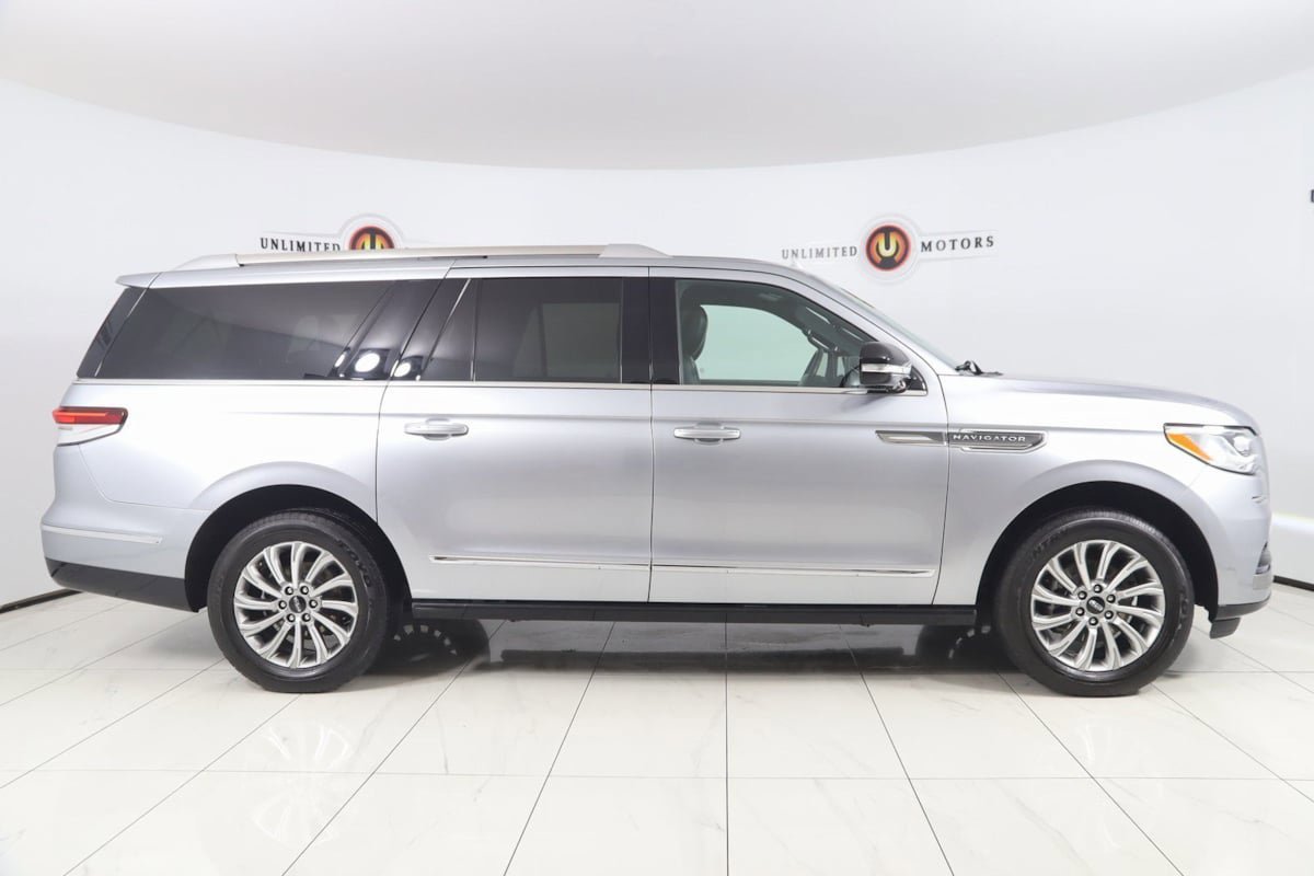Used 2024 Lincoln Navigator L 4WD image 2