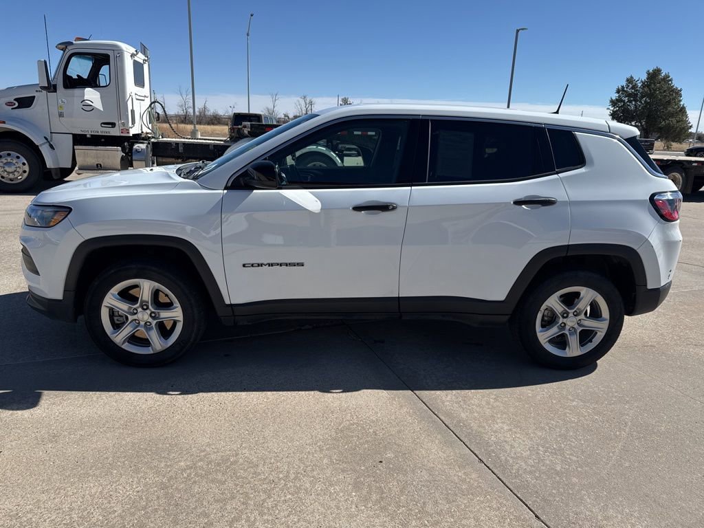 Used 2023 Jeep Compass Sport image 2