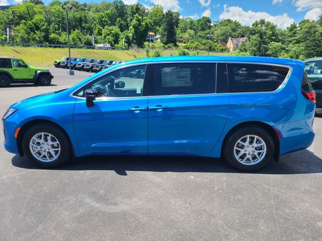 New 2027 Chrysler Pacifica Select FWD image 2