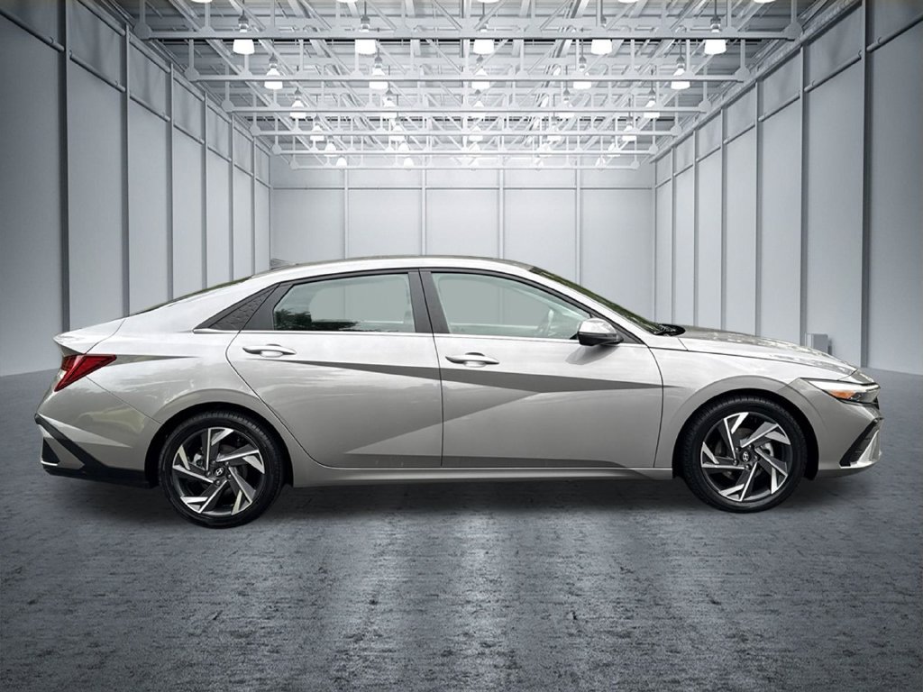 Used 2024 Hyundai Elantra Limited FWD image 10