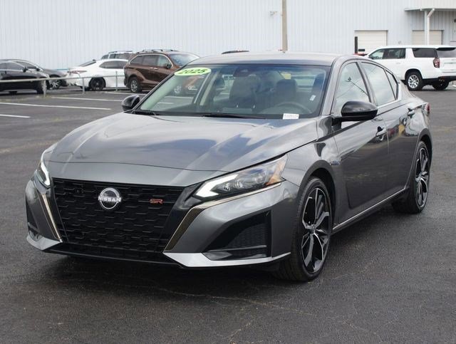 Used 2025 Nissan Altima 2.5 SR image 2