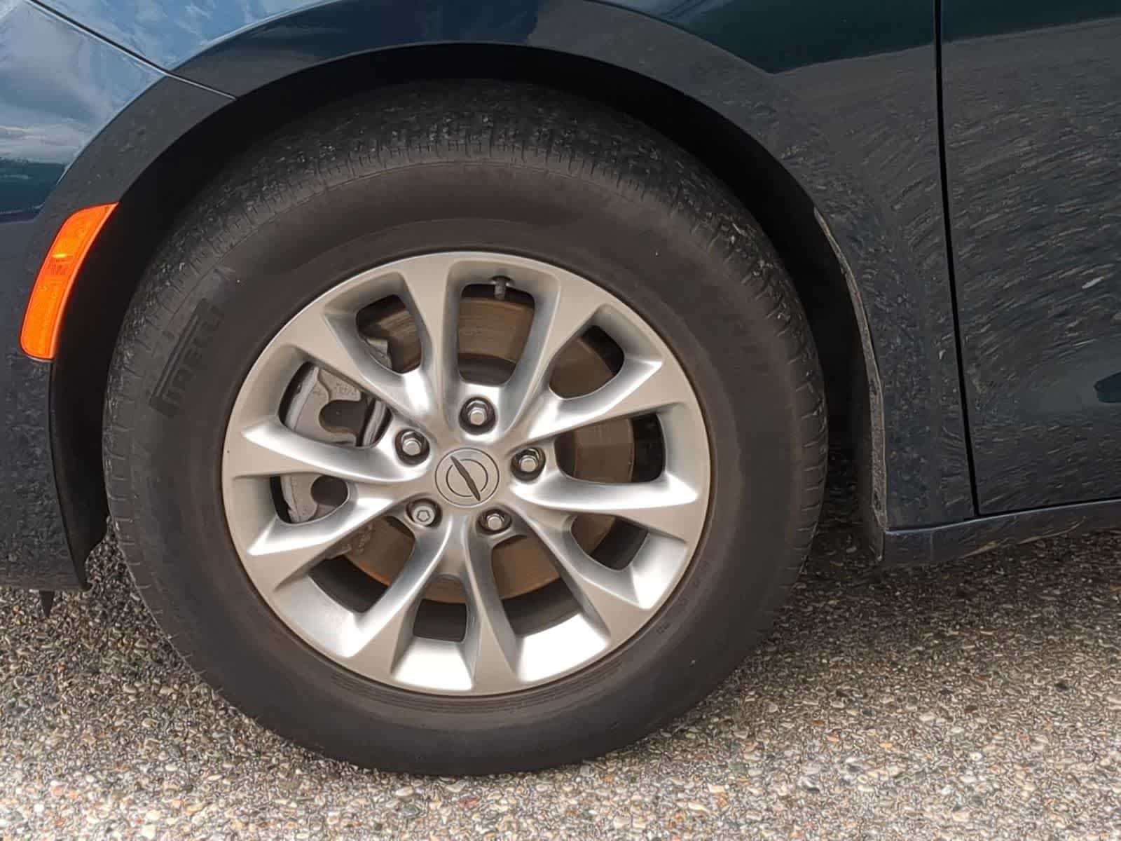 Used 2023 Chrysler Pacifica Touring-L AWD/4WD image 14