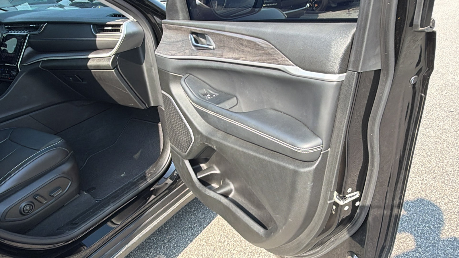 Used 2022 Jeep Grand Cherokee Limited w/ Luxury Tech Group II RWD image 19