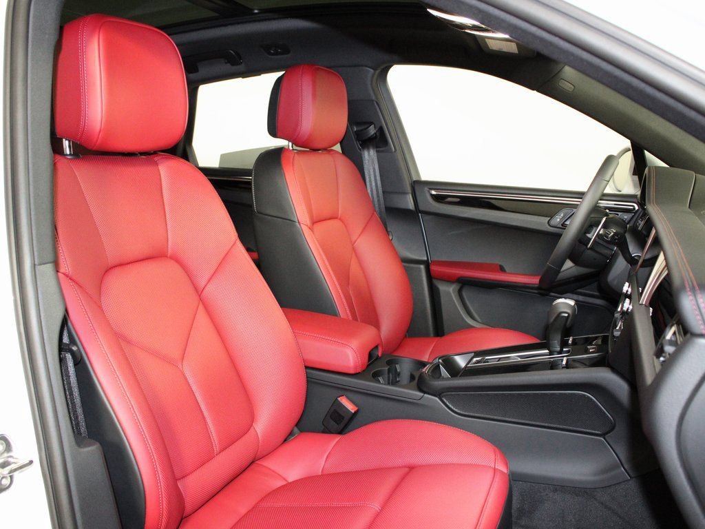Certified 2026 Porsche Macan AWD/4WD image 39