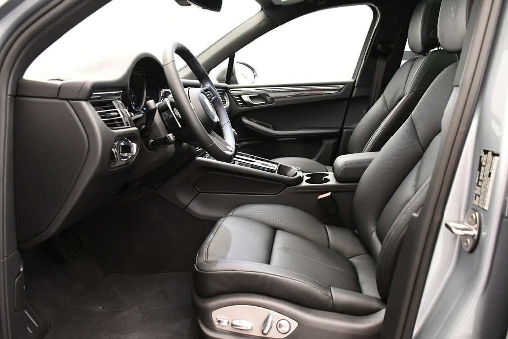 Certified 2026 Porsche Macan Turbo AWD/4WD image 5