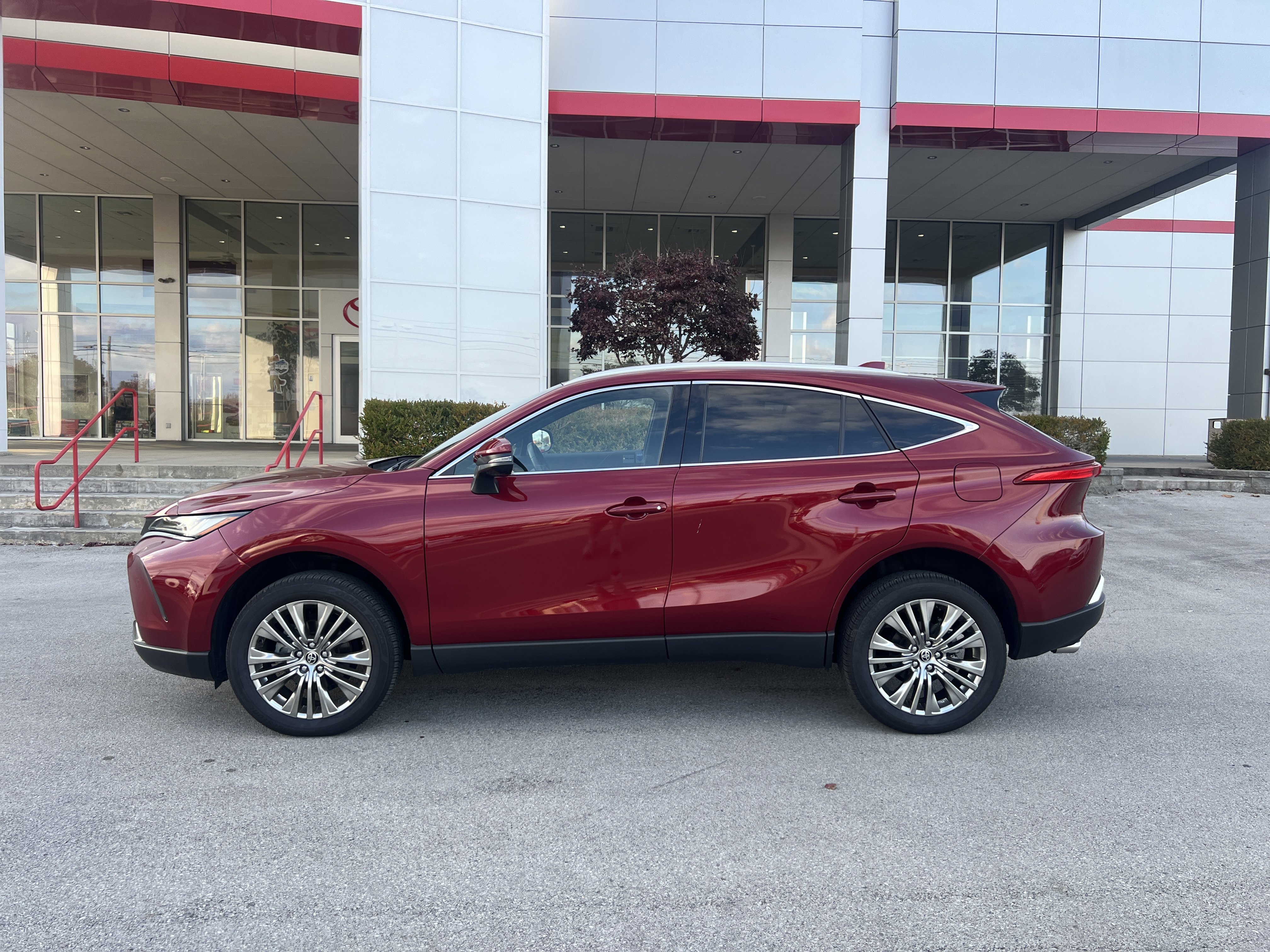 Certified 2024 Toyota Venza XLE image 2