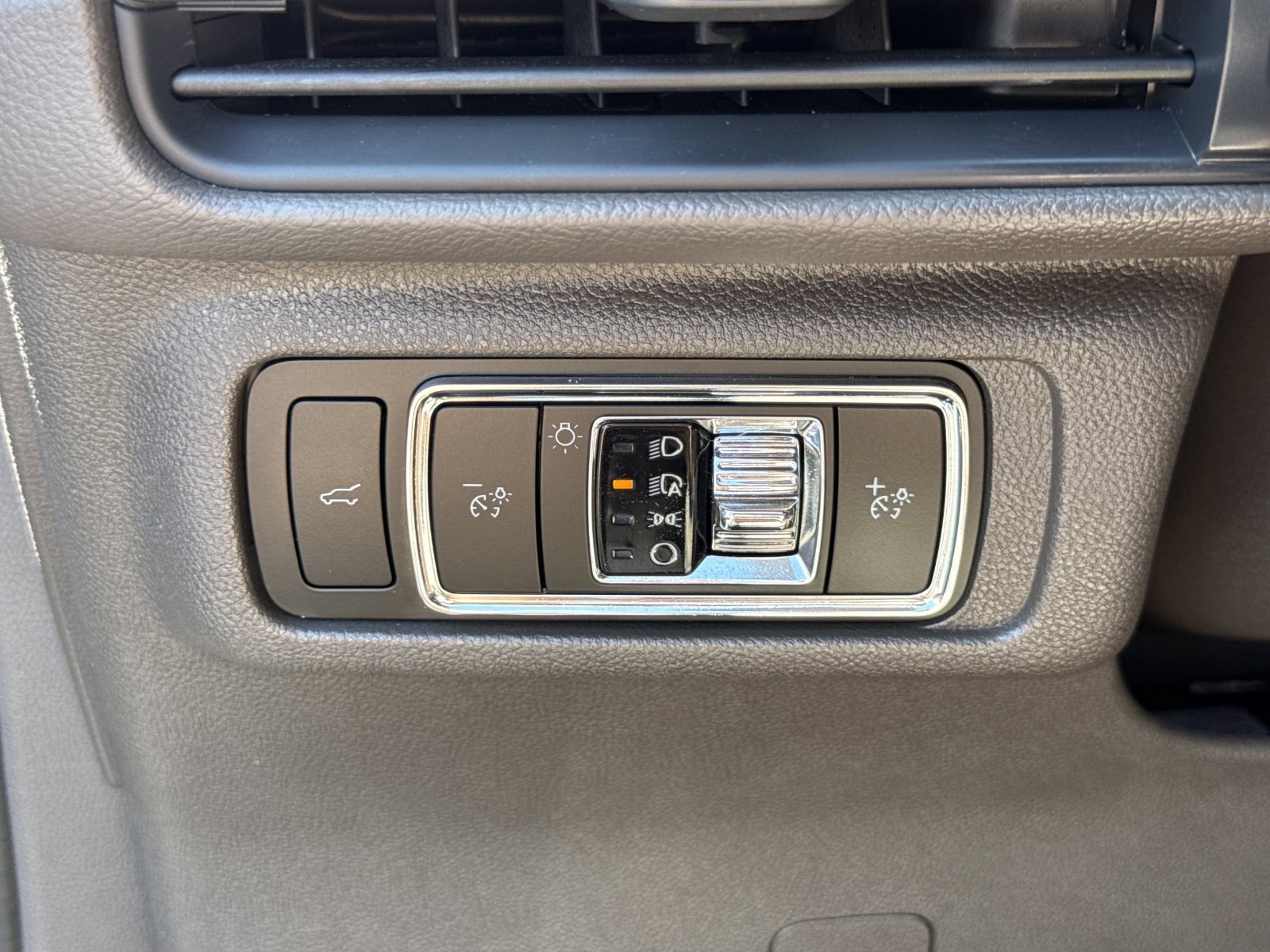 Used 2023 Lincoln Corsair FWD w/ Equipment Group 101A image 31