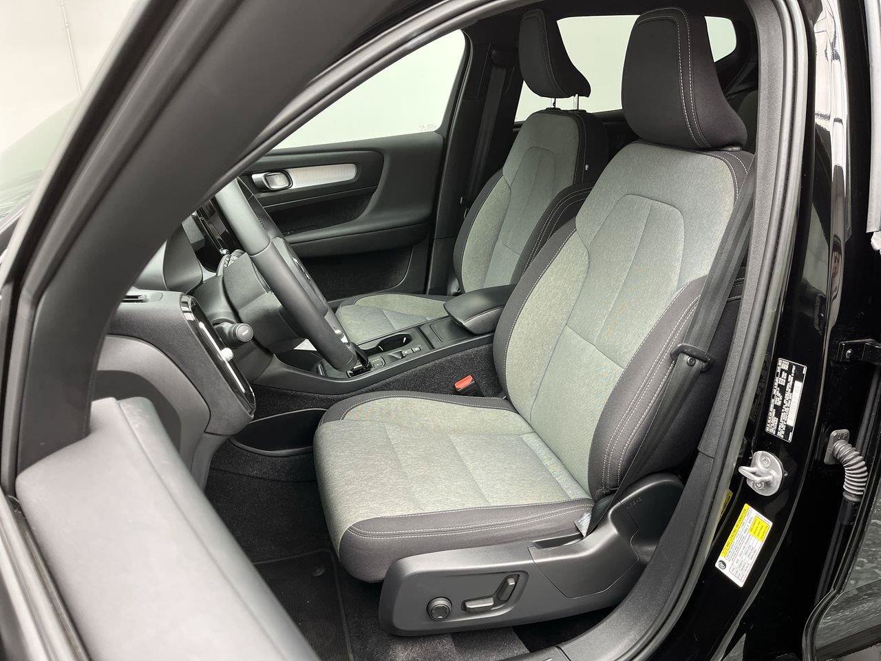 Used 2023 Volvo XC40 B5 Core AWD/4WD image 8