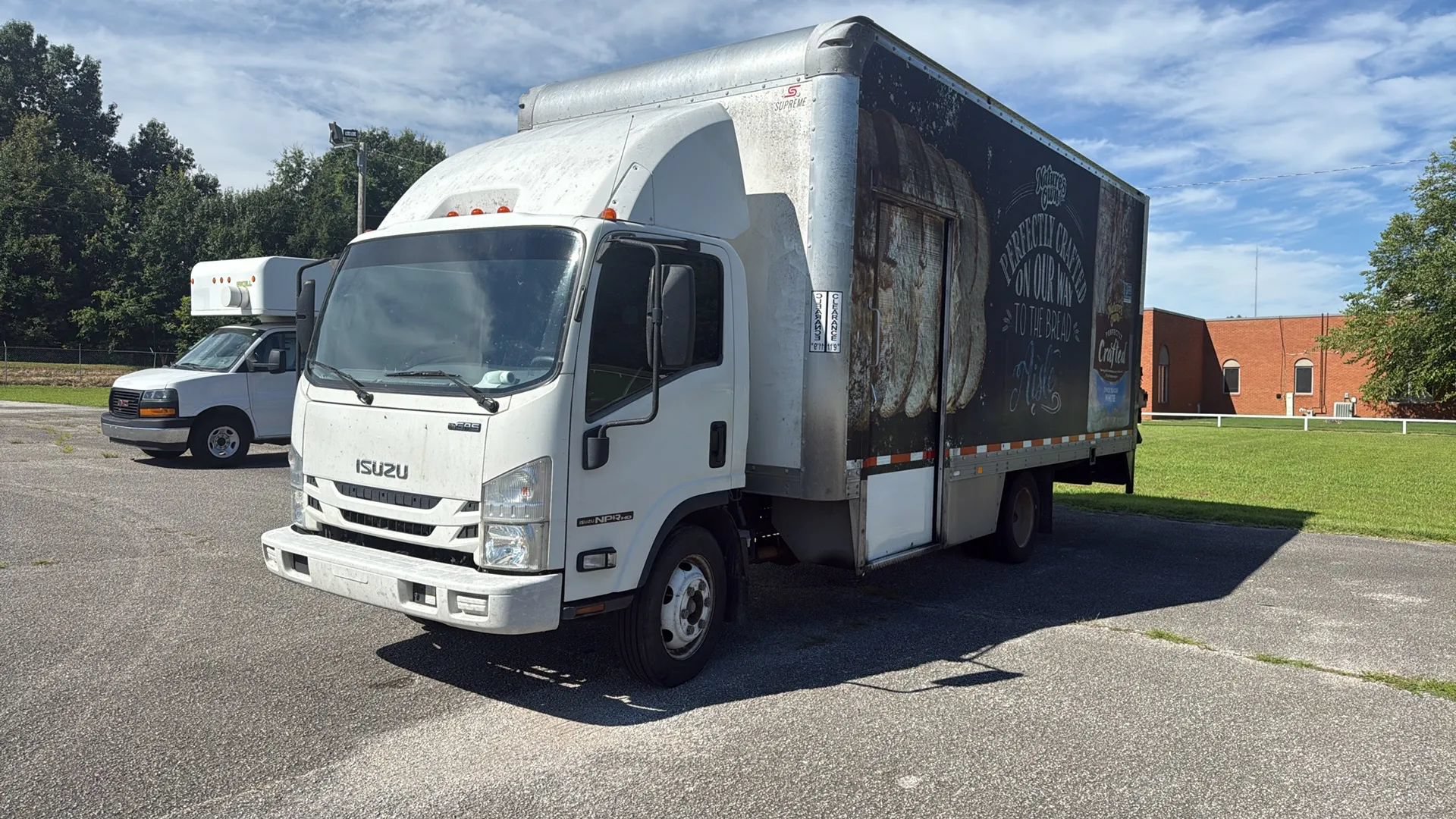 Used 2018 Isuzu NPR RWD image 1